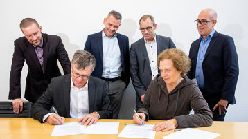 Prof. Dr. Klaus Becker und  Dr. Ines Knauber-Daubenbüchel bei der Vertragsunterschrift  (Bild: Michael Bause/TH Köln)