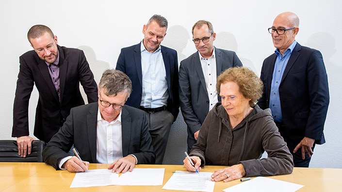 Prof. Dr. Klaus Becker und  Dr. Ines Knauber-Daubenbüchel bei der Vertragsunterschrift 