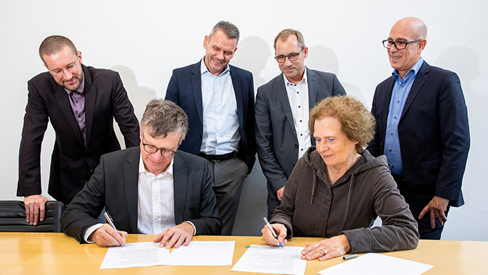 Prof. Dr. Klaus Becker und Dr. Ines Knauber-Daubenbüchel bei der Vertragsunterschrift Prof. Dr. Klaus Becker und Dr. Ines Knauber-Daubenbüchel bei der Vertragsunterschrift