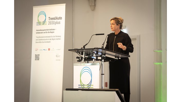 Mona Neubaur, Ministerin für Wirtschaft, Industrie, Klimaschutz und Energie des Landes Nordrhein-Westfalen, unterstrich in ihrer Begrüßungsrede die Bedeutung der Automobilzuliefererindustrie in NRW für ganz Deutschland.