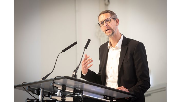 Ziel des Projekts ist die Zusammenführung der Fahrzeug- und Zulieferindustrie in der Region Aachen, Bonn, Köln und Gummersbach, um sie für Trends der Mobilitätswende aufzustellen. Prof. Dr. Christoph Haag vom Institut für Allgemeinen Maschinenbau betonte, wie wichtig dabei der Dialog zwischen Forschung und Unternehmen ist.