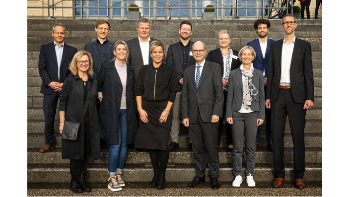 Konsortialleiter Prof. Dr. Christoph Haag (r.) und die Partner*innen des Projekts TrendAuto 2030plus empfingen Ministerin Mona Neubaur (Mitte unten) beim Auftaktsymposium. 