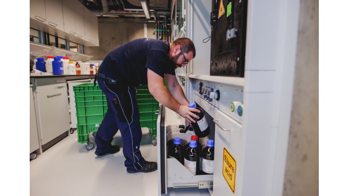 Flaschen werden verpackt