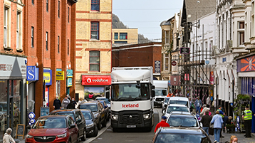 LKW in enger Straße einer Innenstadt (Bild: iStock)