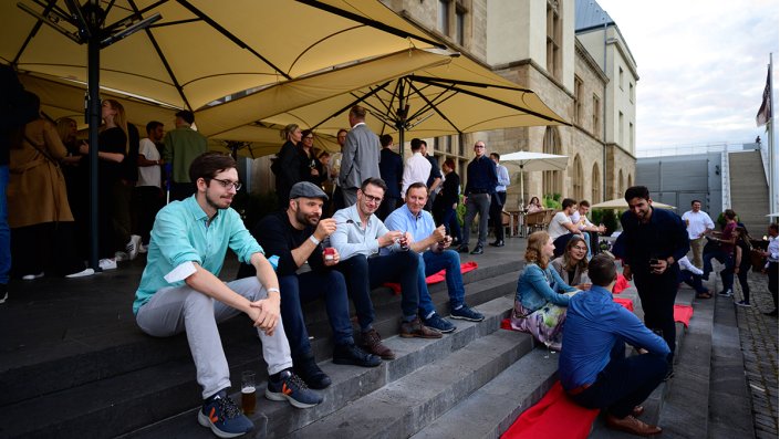 Menschen sitzen auf Treppe