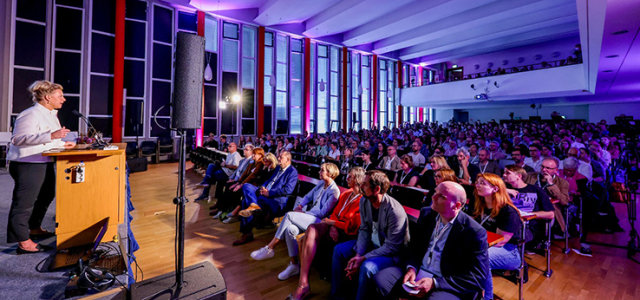 Ina Brandes, NRW-Ministerin für Kultur und Wissenschaft, begrüßte zur Turn Konferenz (Bild:Thilo Schmülgen / TH Köln)