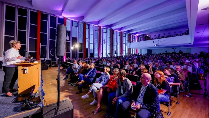Ina Brandes, Ministerin für Kultur und Wissenschaft des Landes NRW, spricht vor Publikum