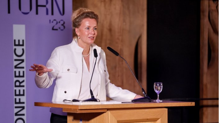 Ina Brandes, Ministerin für Kultur und Wissenschaft des Landes NRW, am Rednerpult