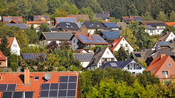 Dächer mit Photovoltaikanlagen (Bild: Ingo Bartussek/AdobeStock)