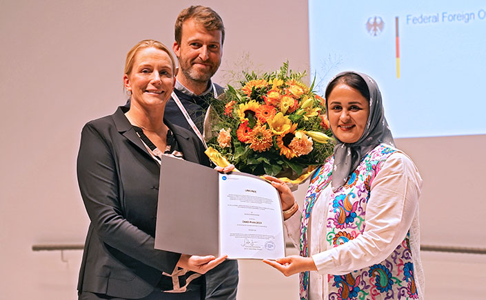 Samaneh Ilchi (rechts im Bild bekommt eine Urkunde für den DAAD-Preis überreicht) Samaneh Ilchi (rechts im Bild bekommt eine Urkunde für den DAAD-Preis überreicht)