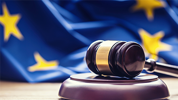 EU Flagge und Richterhammer (Bild: Adobe Stock / weyo) EU Flagge und Richterhammer (Bild: Adobe Stock / weyo)