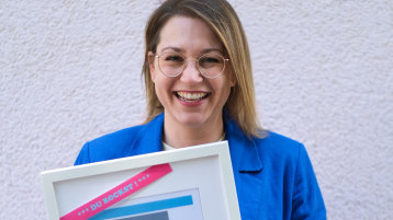 Juliane Ressel mit Urkunde (Bild: Institut für Versicherungswesen der TH Köln)
