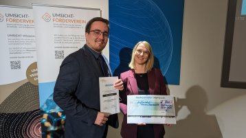 Foto von Florian Dennewitz mit Urkunde (Bild: Umsicht-Förderverein/Fraunhofer UMSICHT)