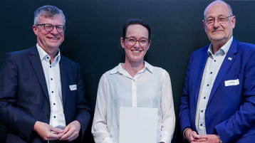 Prof. Dr. Melanie Werner (Mitte) zusammen mit Prof. Dr. Becker (links) und Prof. Dr. Herzig (rechts) (Bild: Michael Bause/TH Köln)
