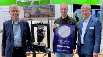 drei Männer vor einem Messestand (Bild: privat)