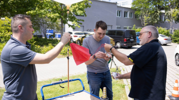 Johannes Frielingsdorf mit einer Radiosonde an einem Wetterballon (Bild: GRAW)