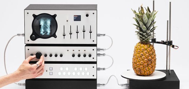 Der experimentelle Synthesizer in Silber scannt eine Annans (Bild:Julius Walsch)