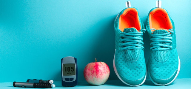 Insulinspritzen, ein Blutzuckermessgerät, ein Apfel und Sportschuhe (Bild:AdobeStock/Goffkein)