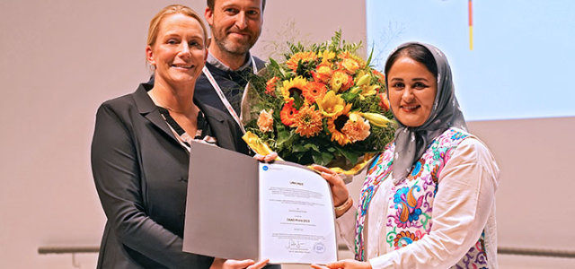 Samaneh Ilchi (rechts im Bild bekommt eine Urkunde für den DAAD-Preis überreicht) (Bild:Laura Blome/Kölner Studierendenwerk)