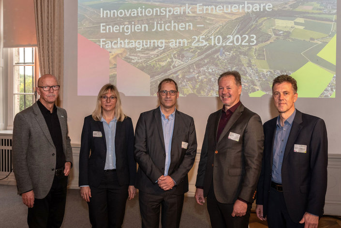 Von links: Harald Zillikens, Bürgermeister von Jüchen, Katja Witte (Wuppertal Institut), Prof. Thorsten Schneiders (TH Köln), Michael Geßner (NRW-Wirtschaftsministerium sowie Volker Mielchen (Zweckverband LANDFOLGE Garzweiler). Von links: Harald Zillikens, Bürgermeister von Jüchen, Katja Witte (Wuppertal Institut), Prof. Thorsten Schneiders (TH Köln), Michael Geßner (NRW-Wirtschaftsministerium sowie Volker Mielchen (Zweckverband LANDFOLGE Garzweiler).