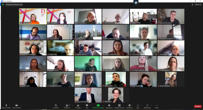 Screenshot eines Zoom-Videoanrufs mit 32 Teilnehmenden Screenshot eines Zoom-Videoanrufs mit 32 Teilnehmenden