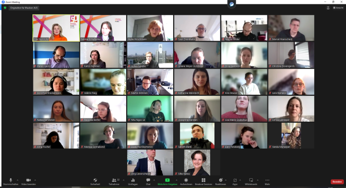 Screenshot eines Zoom-Videoanrufs mit 32 Teilnehmenden