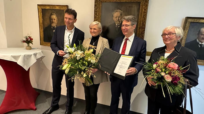 von links nach rechts: rof. Dr. Michael Kaloudis (Laudator / TH Aschaffenburg), Katharina Linden, Dr. Stephan Goldschmidt (Goldschmidt-Stiftung) sowie die Mutter von Katharina Linden bei der Preisverleihung.