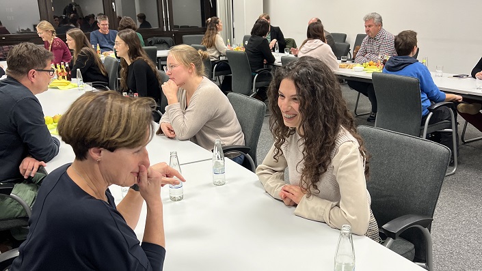 Mentor*innen und Mentees im Zweiergespräch Mentor*innen und Mentees im Zweiergespräch