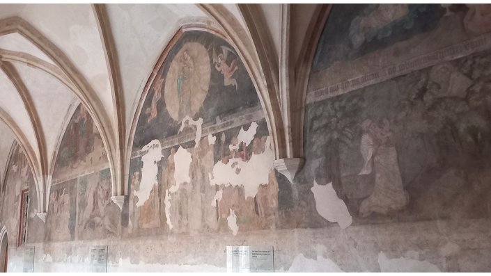 Kreuzgang mit beschädigten Wandmalereien im Emmauskloster in Prag. 