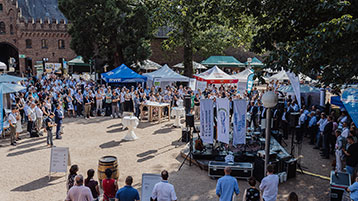 Besucher*innen des Langen Tages der Region auf  Schloss Pfaffendorf. (Bild: Julia Holland/Region Köln/Bonn e.V.)