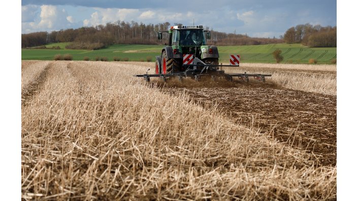 Landmaschine auf dem Acker