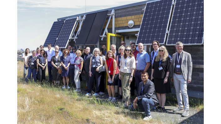 Gruppenbild auf dem Dach des Campus Deutz vor der Photovoltaikanlage