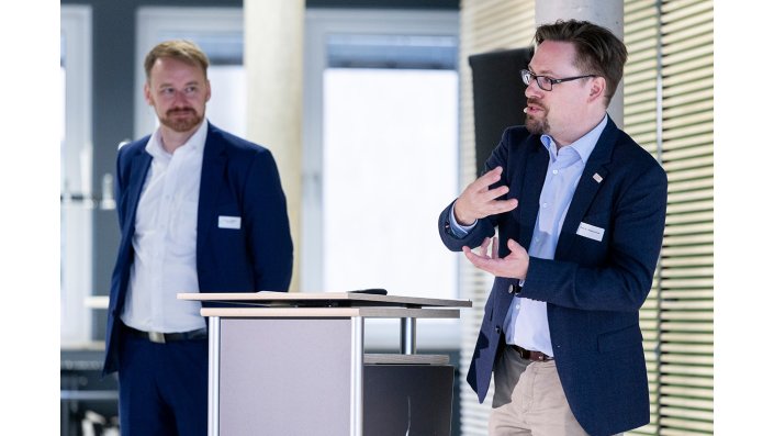 Inhaber der Schwerpunktprofessur "Data Science" Prof. Dr. Philipp Schaer im Gespräch mit Moderator Prof. Dr Matthias Eisenacher