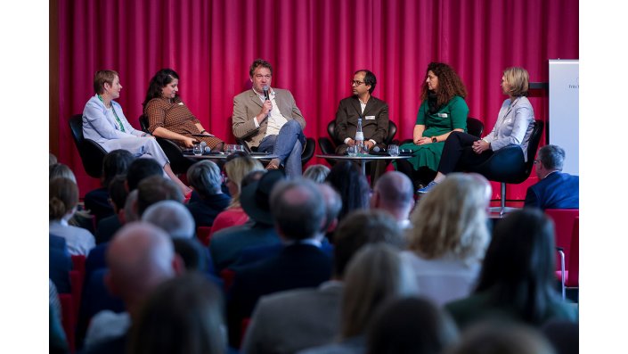 Die Podiumsdiskussionsmsteilnehmerinnen und -teilnehmer