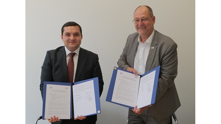 Prof. Dr. Gor Patvakani Vardanyan und Prof. Dr. Stefan Herzig mit dem Memorandum