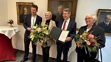 von links nach rechts: rof. Dr. Michael Kaloudis (Laudator / TH Aschaffenburg), Katharina Linden, Dr. Stephan Goldschmidt (Goldschmidt-Stiftung) sowie die Mutter von Katharina Linden bei der Preisverleihung. (Bild: Katharina Linden)