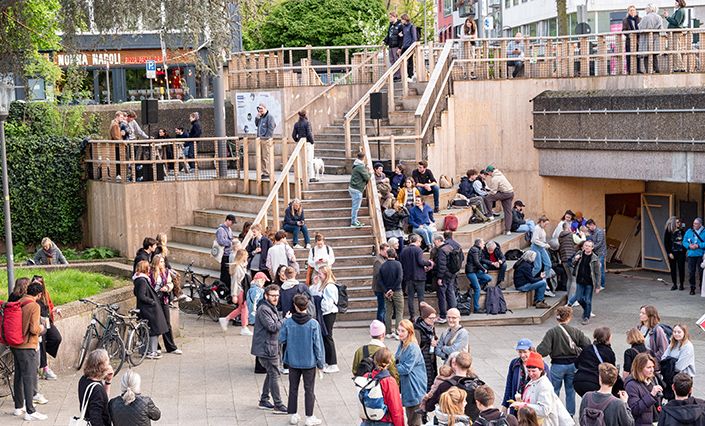 Beim „Treppenfest“ wurde ein Bericht zum Stand der Freitreppe vorgestellt. Zudem wurde ein Ausblick auf weitere Entwicklungen auf dem Ebertplatz gegeben. Beim „Treppenfest“ wurde ein Bericht zum Stand der Freitreppe vorgestellt. Zudem wurde ein Ausblick auf weitere Entwicklungen auf dem Ebertplatz gegeben.