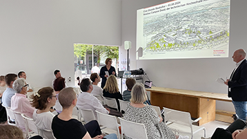 Laetitia Post und Thomas Musiol präsentieren das Bauprojekt "Neubau Campus Deutz" im Haus der Architektur – eine öffentliche Veranstaltung im weißen Kubus im Josef-Haubrich-Hof  (Bild: TH Köln)