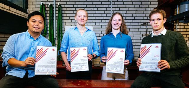 .l. Jake Campana, Anne Lange, Klara Scheuermeyer und Frank Naujoks wurden für ihre herausragenden Studienleistung mit dem Preis des Kölner Stahlbaus ausgezeichnet. (Bild:Costa Belibasakis / TH Köln)