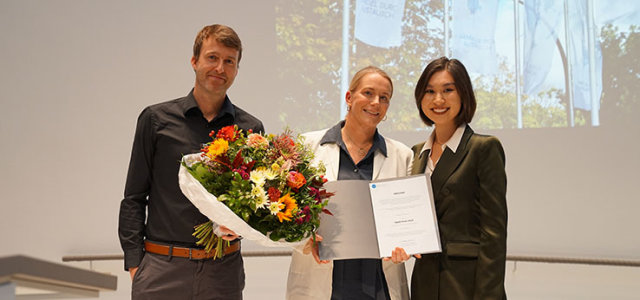Alua Kuchukova (rechts im Bild, bekommt eine Urkunde für den DAAD-Preis überreicht) (Bild:Laura Blome/Kölner Studierendenwerk)