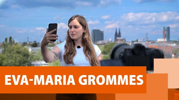 Eva-Maria Grommes steht auf einem Dach. Hinter Ihr ist die Stadt Köln zu sehen. (Bild: Benedict Bremert / TH Köln)