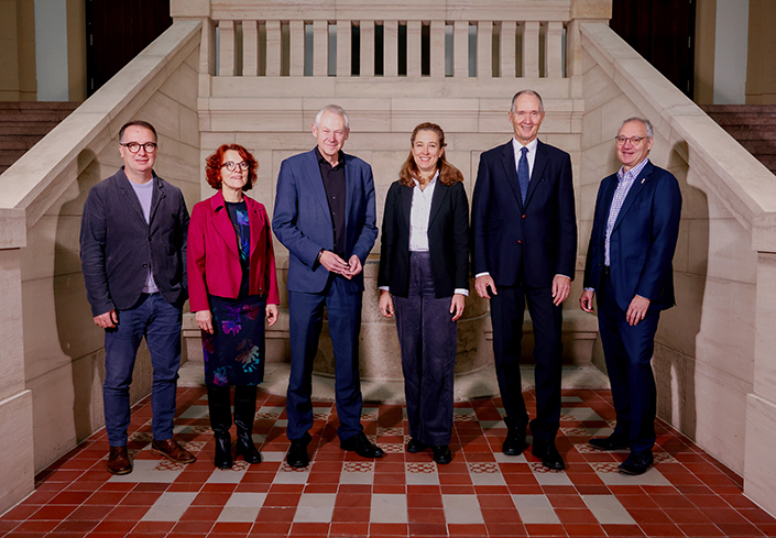 Gruppenfoto mit sechs Personen. Gruppenfoto mit sechs Personen.