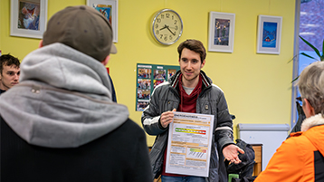 Studierende des Masterstudiengangs Erneuerbare Energien der TH Köln führten und führen mehrere Workshops, unter anderem zum Thema Energiesparen, für interessierte Bürger*innen in Neubrück durch. (Bild: Joachim Rieger)