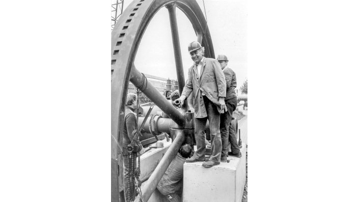 Aufbau des Kolbenkompressors 1983 unter der Aufsicht des damaligen Werkstattleiters Josef Rickert