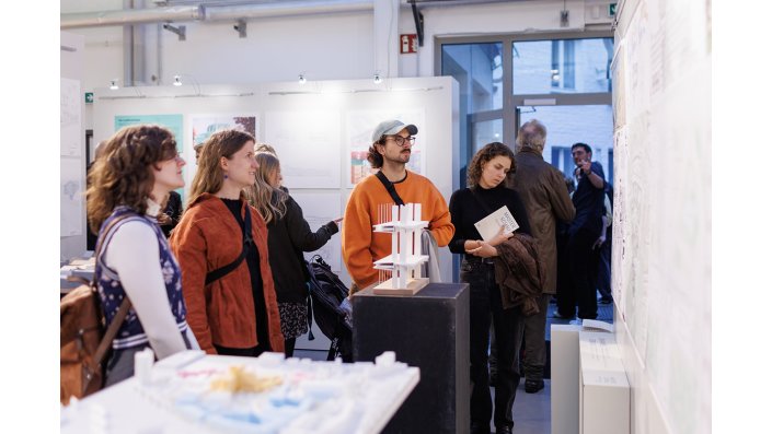 Beuscher*innen der Masterschau Architektur 2024 im Forum der Stiftung für Kunst und Baukultur Britta und Ulrich Findeisen 