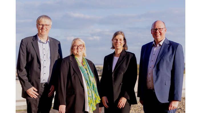 Vanessa Mai (3.v.l.) nach der erfolgreichen Verteidigung ihrer Dissertation mit den Mitgliedern der Prüfungskommission Prof. Dr. Anja Richert(TH Köln) (2.v.l.), Prof. Dr. Christian Kohls (TH Köln) (4.v.l.) und Prof. Dr. Stefan Geisler (HS Ruhr West).