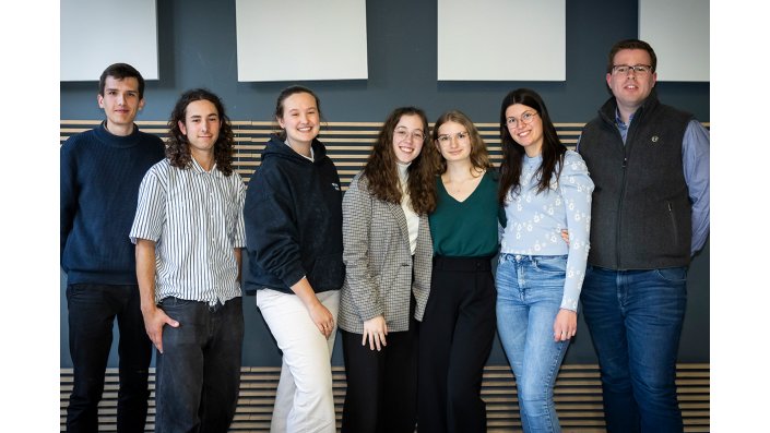 Die geförderten Studierenden (v.l.n.r.): Jonas Frieg, Elia Lang, Luise Beyer, Karolina Wirtz-Dürlich, Mieke Vanderheiden, Stefanie Kumpfmüller und Gustav Becker. Auf dem Bild fehlen Panja Waldmann und Thorsen Niedler.