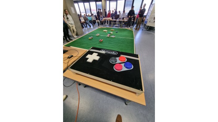 Spielfeld mit ferngesteuerten Autos