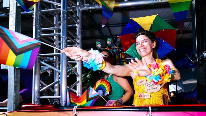 feiernde Menschen beim CSD