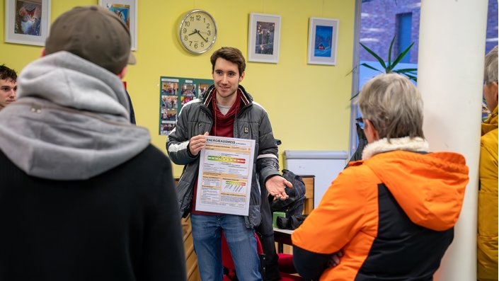 Studierende des Masterstudiengangs Erneuerbare Energien der TH Köln führten mehrere Workshops, unter anderem zum Thema Energiesparen, für interessierte Bürger*innen in Neubrück durch. 